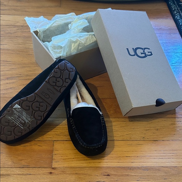 UGG Black Suede Ansley Slipper In Black. New In Box - Picture 1 of 5